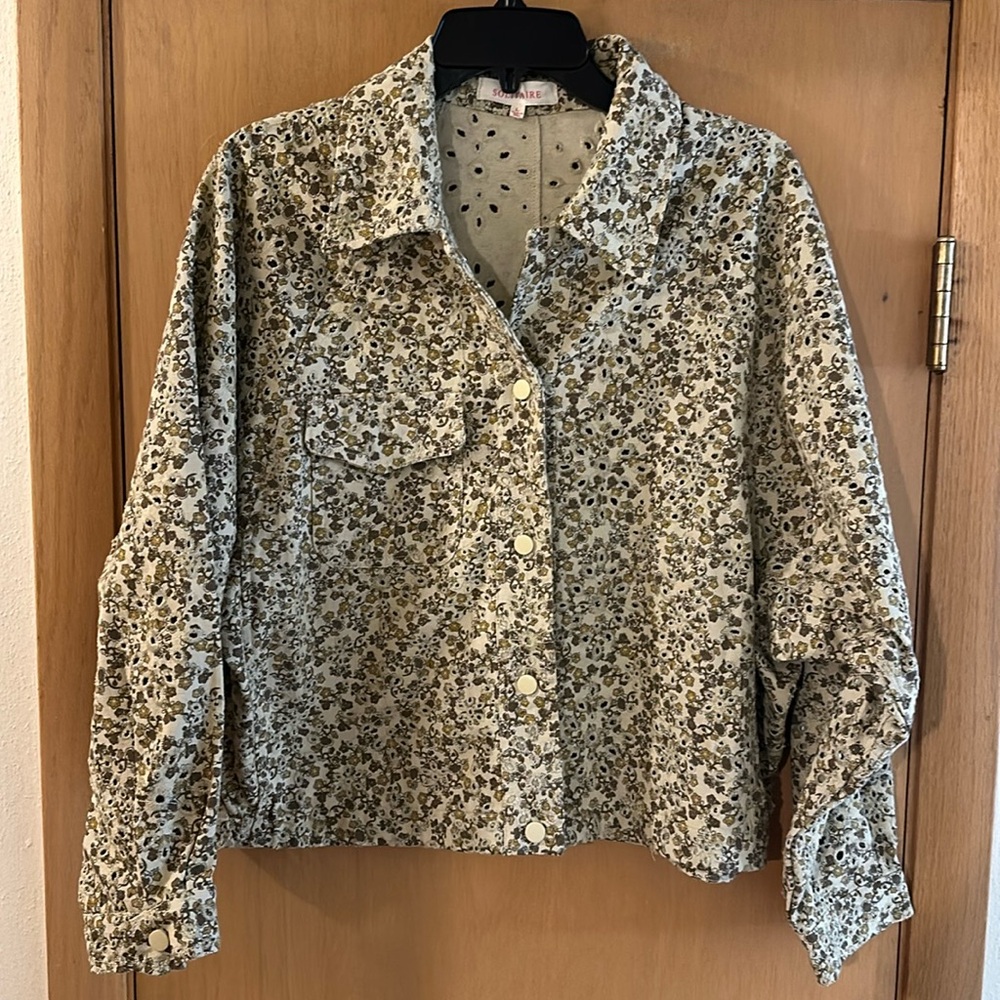 Solitaire Women’s Micro Ditsy Floral Lace Snap Front Jacket Shacket Tan Large